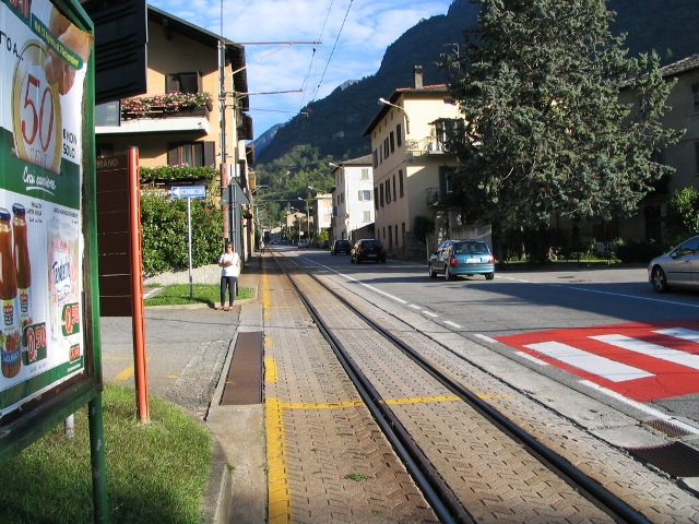 L'inizio della salita con le rotaie del Trenino del Bernina